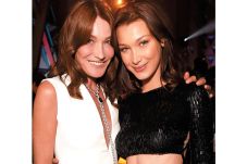 Carla Bruni Tampil Mirip...