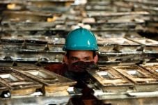 Harga Timah Diramal...