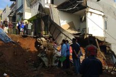 Tinjau Longsor di Pasar...