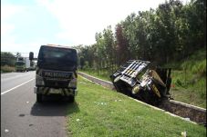 Truk vs Truk di Tol...