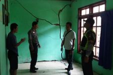 Rumah Warga Retak Tertimpa...