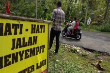 17 Tahun, Tiga Warga...