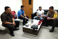 Simpan Sabu di Sepatu,...