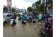 Pemkot Jaksel Bersihkan...