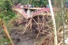 Jembatan Penghubung...