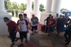 8 Tersangka Korupsi...