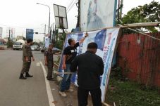 Satpol PP Turunkan Ratusan...