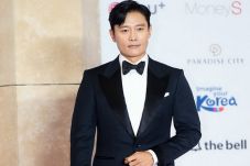 Lee Byung Hun Raih Piala...