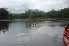 Temani Suami Berobat,...