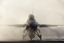 Terbangkan F-16 untuk...