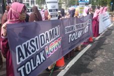 Puluhan Muslimah Unjuk...