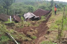 Diguyur Hujan Deras,...