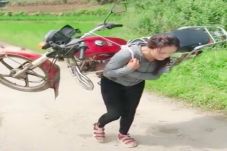 Ulah Wanita Cantik Gendong...