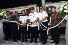 Resmi Beroperasi, KA...