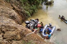 Travel Terjung ke Sungai,...