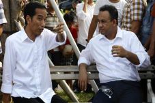 Anies Duduk Satu Mobil...