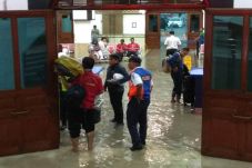Hujan Deras, Stasiun...
