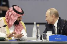 Kremlin Jelaskan Jabat...