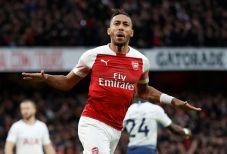 Jadi Pahlawan Arsenal,...