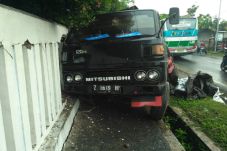 Dump Truk Tabrak Pagar...