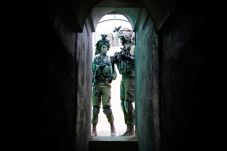 Militer Israel Luncurkan...