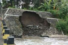 2 Tanggul di Sleman...