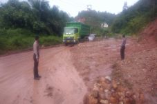 Tebing Longsor, Jalan...