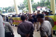 Warga Demo Tuntut Caleg...