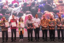 Bank bjb Raih Penghargaan...