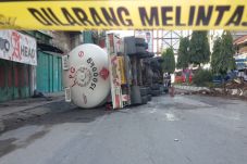Truk Muatan 15 Ton Gas...