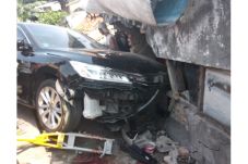 Minibus Hantam Rumah...