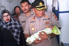 Bayi Baru Lahir Dibuang...