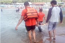 Digulung Ombak Pantai...