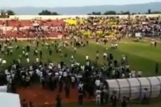 Rusuh, Laga PS TIRA...