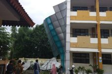 Diterjang Hujan Angin,...