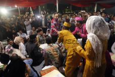 Nikah Massal di Malam...