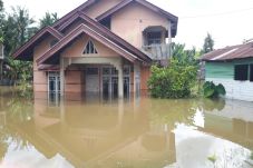 Banjir Rendam Ribuan...