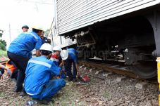 Kereta Anjlok, KRL Lintas...