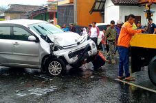 Bus Pariwisata Seruduk...