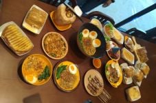 Warung Wakaka, Tempat...