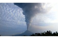 Gunung Soputan Masih...