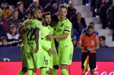 Messi Cetak Hat-trick,...