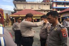 Rambut-Jenggot Tak Rapi,...