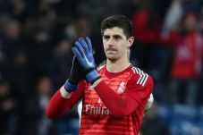 Courtois Menatap Trofi...