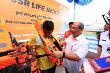 Pelni Berbagi Life Jacket...