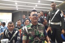Ratusan Petugas Bandara...