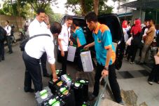 Terdampak Jalan Ambles,...