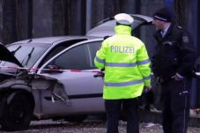 Mobil Seruduk Halte...