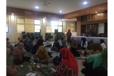 Kurangi Sampah, Puluhan...