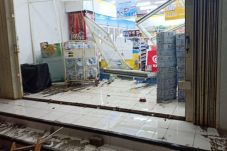 Diterjang Gelombang...